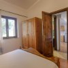Camera da letto con letto in legno e armadio.