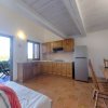 Cucina spaziosa con tavolo e sedie in legno.