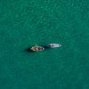 Kayak e paddle board su acqua turchese.