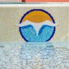 Logo di un mosaico stilizzato di onde in una piscina.