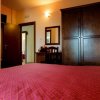 Camera con letto matrimoniale, armadio scuro e un tavolo con specchio.
