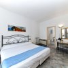 Camera con letto matrimoniale e scrivania.