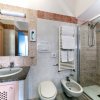 Bagno con mosaico arancione e doccia.