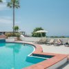 Piscina con lettini e ombrelloni.