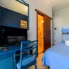 Stanza con letto matrimoniale e scrivania blu.