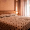 Camera da letto con letto matrimoniale e TV.