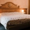 Camera da letto con letto matrimoniale e comodini.