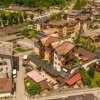 Veduta aerea di un villaggio di montagna.