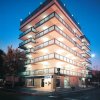 Edificio moderno con balconi illuminati di notte.