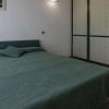 Camera da letto semplice con letto matrimoniale e armadio.
