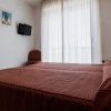 Stanza con letto matrimoniale e TV a parete.
