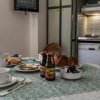 Tavolo apparecchiato per colazione con varie bevande.