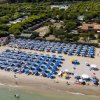 Panoramica di una spiaggia affollata.