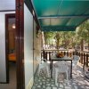 Patio con tavolo, sedie e frutta.