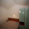 Camera da letto con armadio verde e letto matrimoniale.