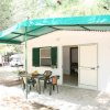 Veranda con tavolo e sedie all'aperto.