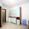Cucina con bagno sullo sfondo.