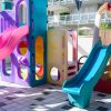 Area giochi con scivoli colorati per bambini.