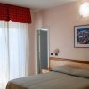 Camera da letto con letto matrimoniale e finestra ampia.