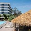 Piscina all'aperto accanto a un hotel moderno.