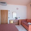 Camera d'albergo con letto matrimoniale e divano letto.