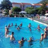 Persone in piscina che partecipano ad un'attività acquatica.