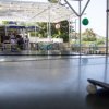Tavolo da ping pong vicino a un bar all'aperto.