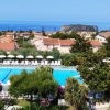 Piscina con vista su case e mare.