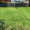 Campo da calcetto con righe gialle, visto dall'alto.