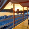 Veranda al tramonto con vista sulla spiaggia e mare.
