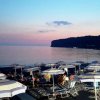 Spiaggia con ombrelloni al tramonto.