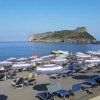 Spiaggia attrezzata con vista sul mare.