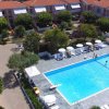 Vista aerea di piscina in un complesso residenziale.