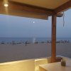 Spiaggia al tramonto vista da una terrazza.