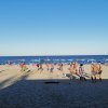 Persone giocano a calcio su una spiaggia.