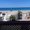 Spiaggia con area giochi per bambini.
