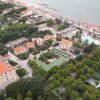Vista dall'alto di un villaggio vicino alla spiaggia.