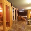 Sauna e spa con luci soffuse.