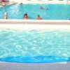 Piscina con persone che nuotano e giocano.