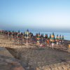 Spiaggia al tramonto con ombrelloni multicolori.