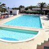 Piscina esterna con zona bassa e lettini.