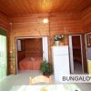 Interno di bungalow con cucina e due stanze.