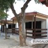 Esterno di bungalow con porticati in legno.